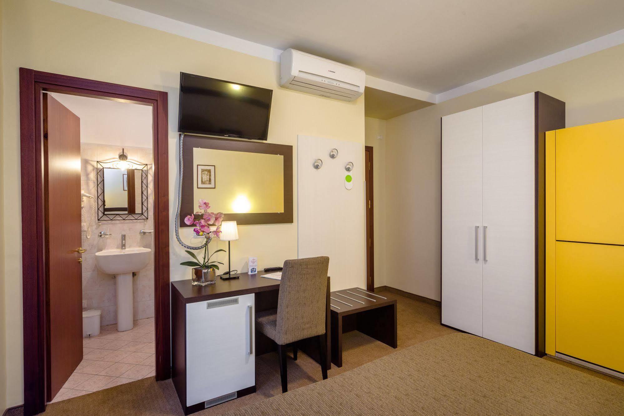 Hotel Boccascena Genoa Bagian luar foto